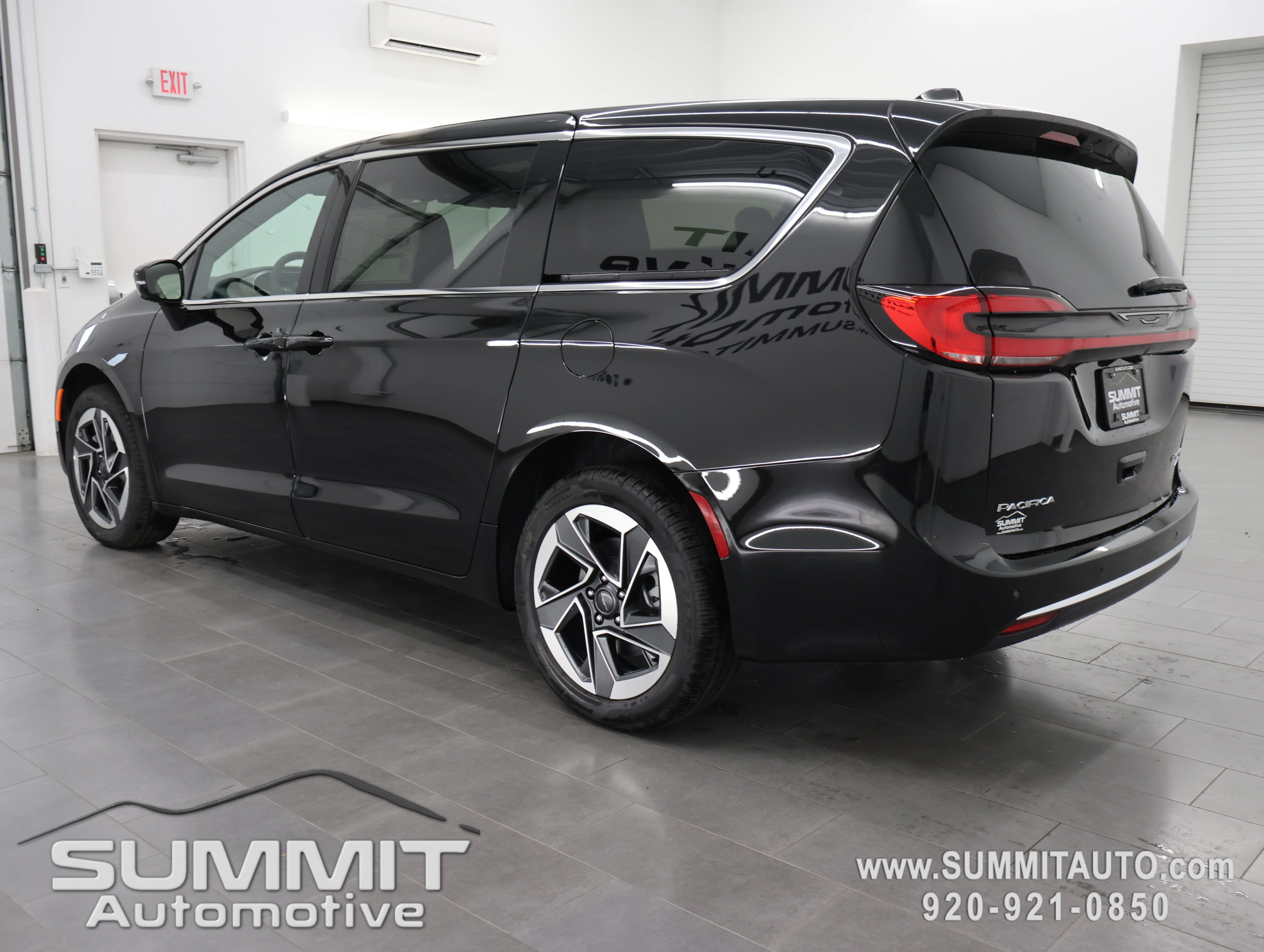 New 2027 Diamond Black Crystal Pearl-Coat Exterior Paint Chrysler Limited image 6