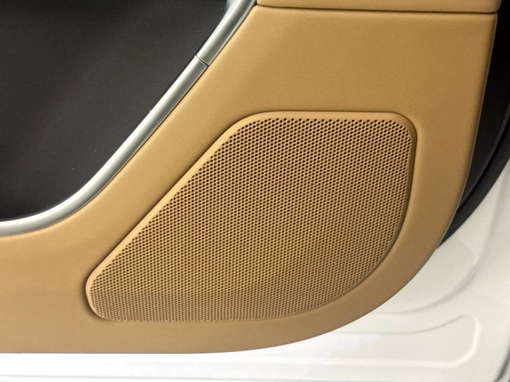 New 2026 Ostuni Pearl White Land Rover SE image 18