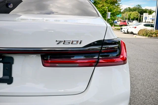 Used 2022 WHITE BMW 750i xDrive image 32