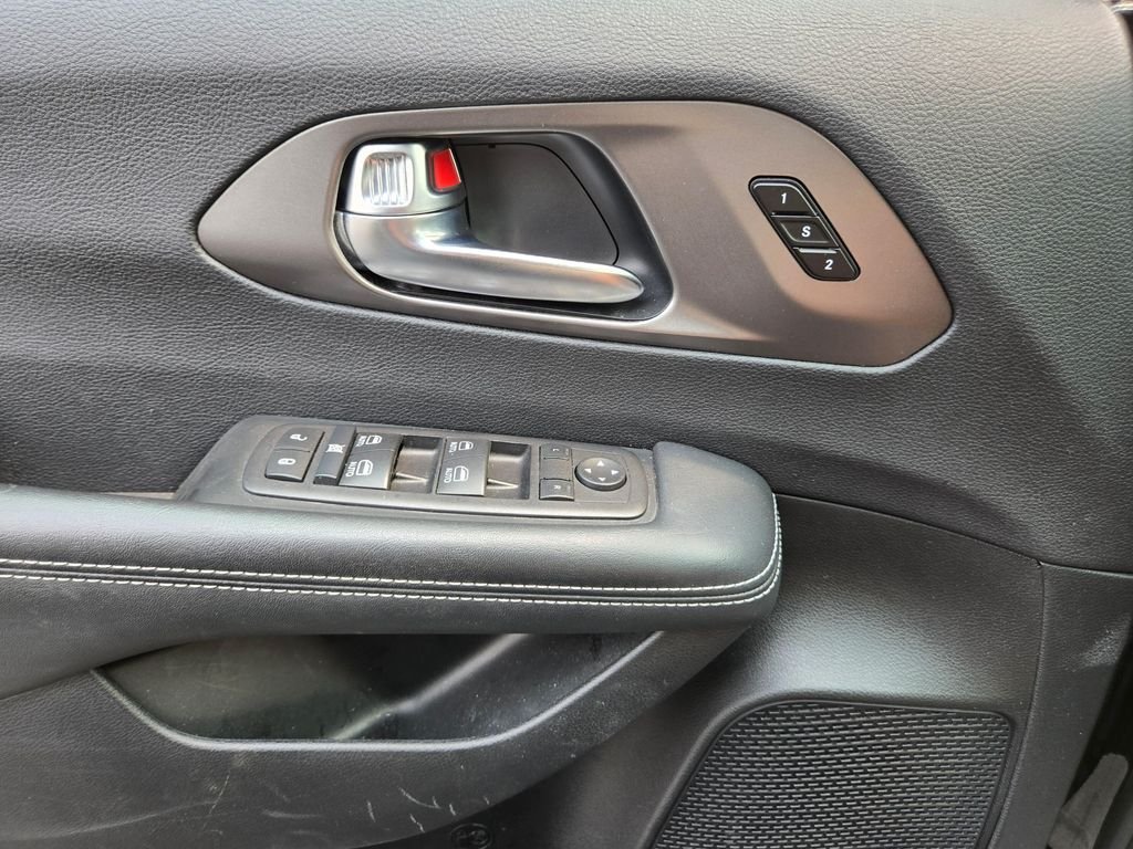 Used 2025 Diamond Black Crystal Pearlcoat Chrysler Select image 22