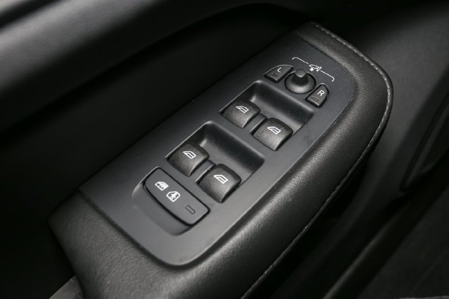 Used 2024 Black Volvo B5 Plus Dark Theme image 37