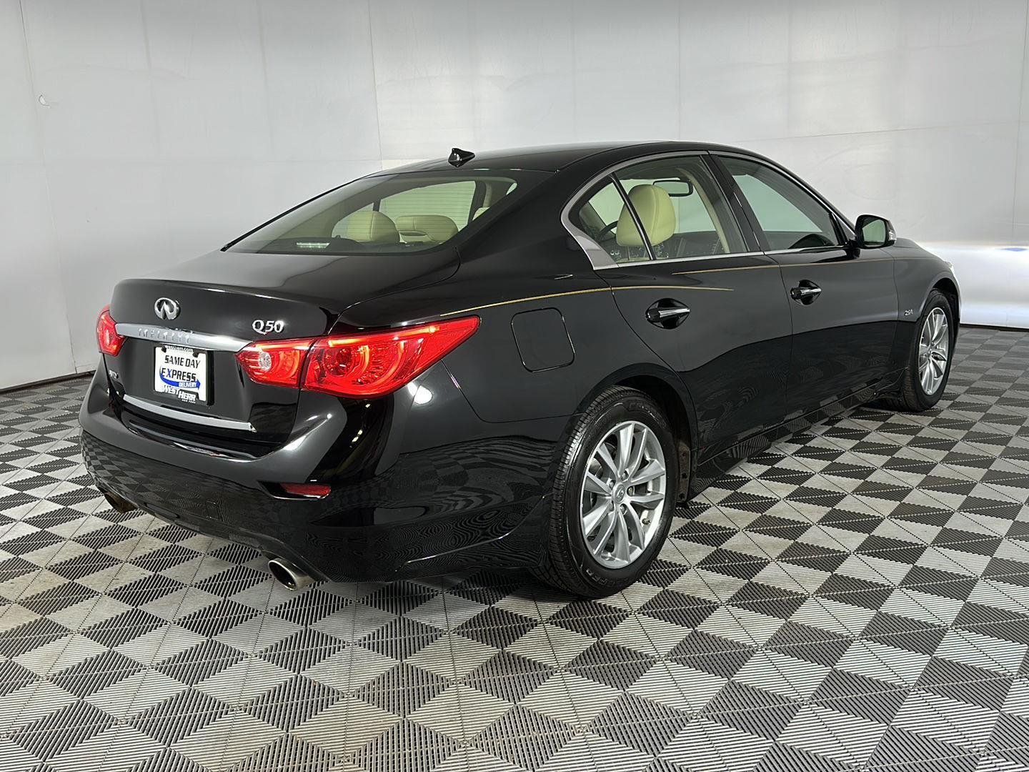Used 2017 Black Obsidian INFINITI 2.0t Premium image 7