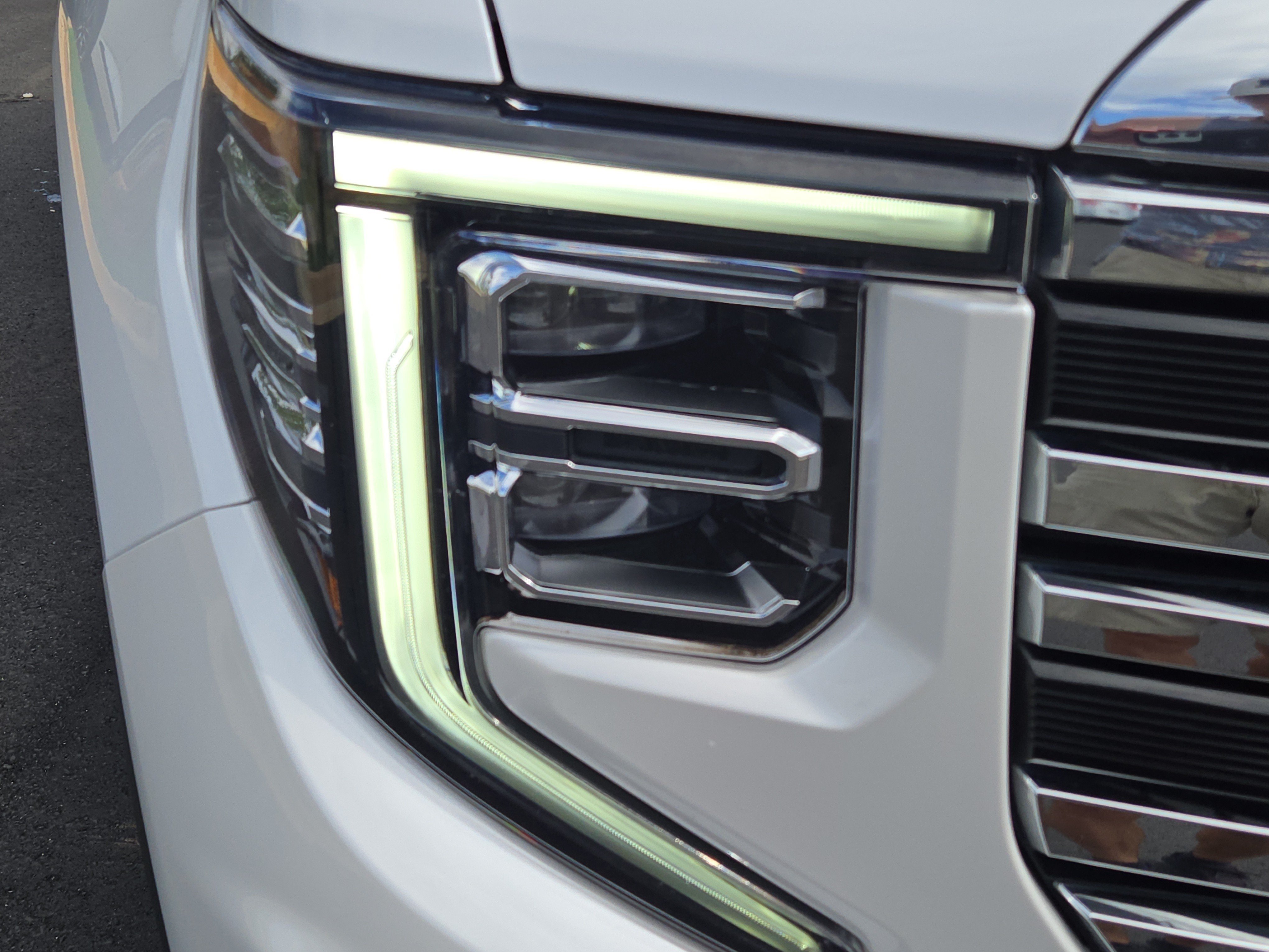 Used 2023 White Frost Tricoat GMC SLT image 6