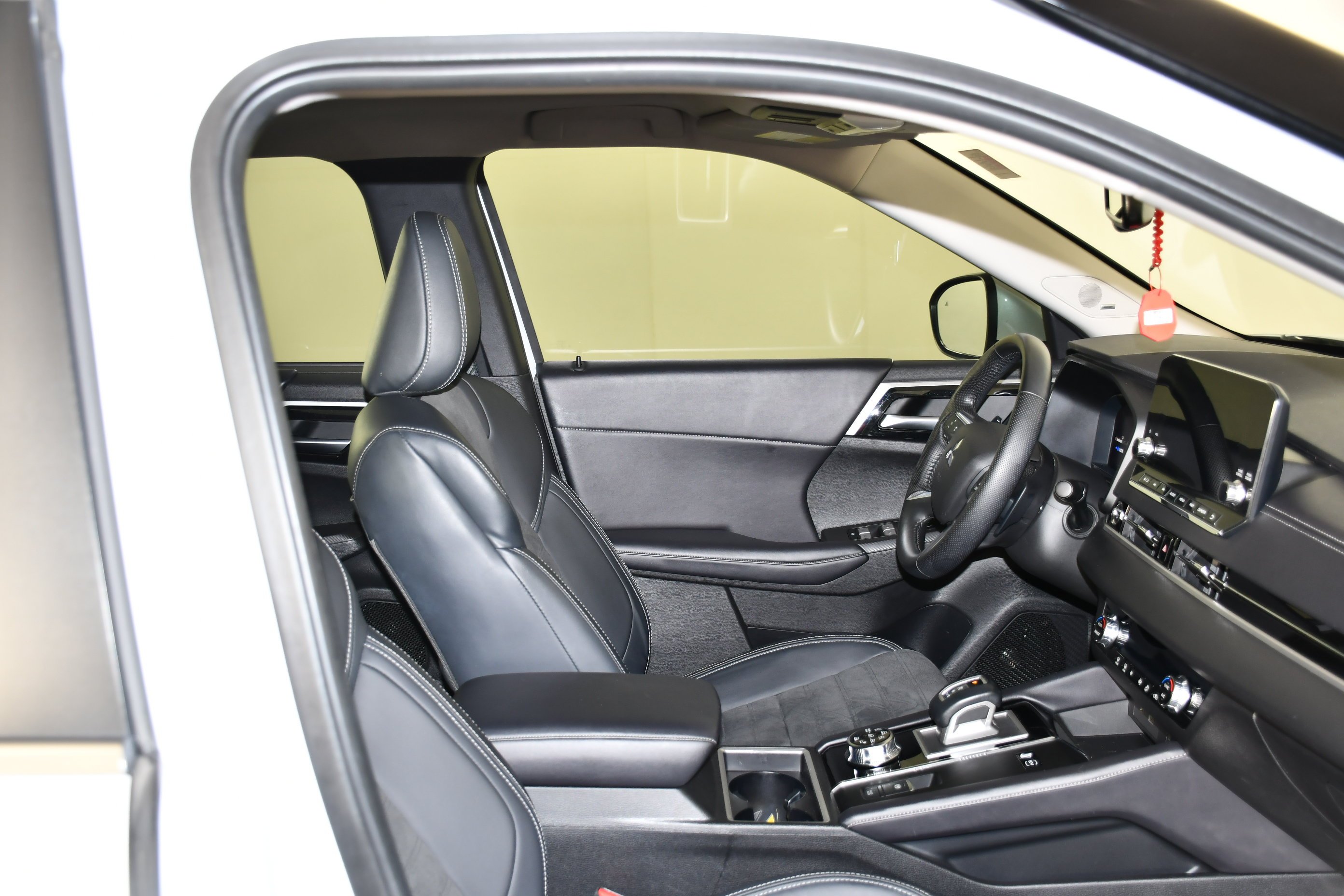 Certified Used 2024 White Diamond Mitsubishi SE image 33