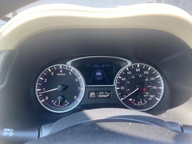 Used 2017 White INFINITI Base image 9