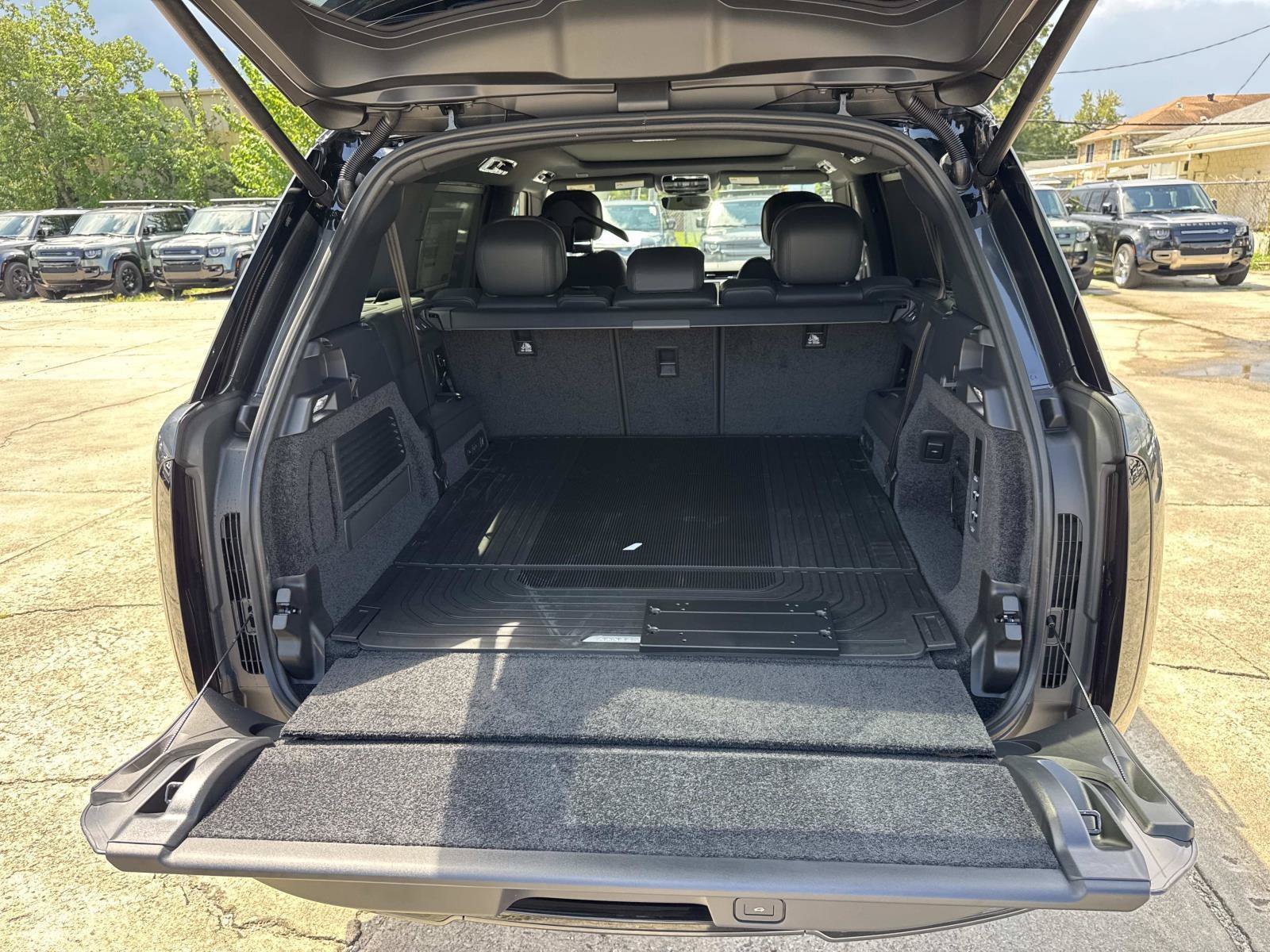 New 2027 Carpathian Grey Land Rover SE image 7