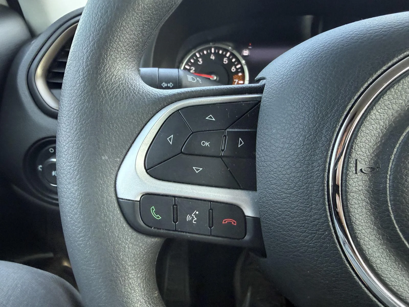 Used 2023  Jeep Upland image 12