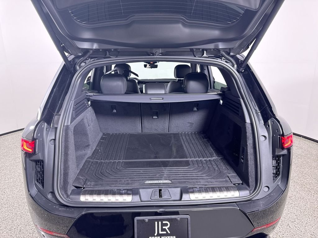 New 2026 SANTORN BLK MET Land Rover Dynamic SE image 21