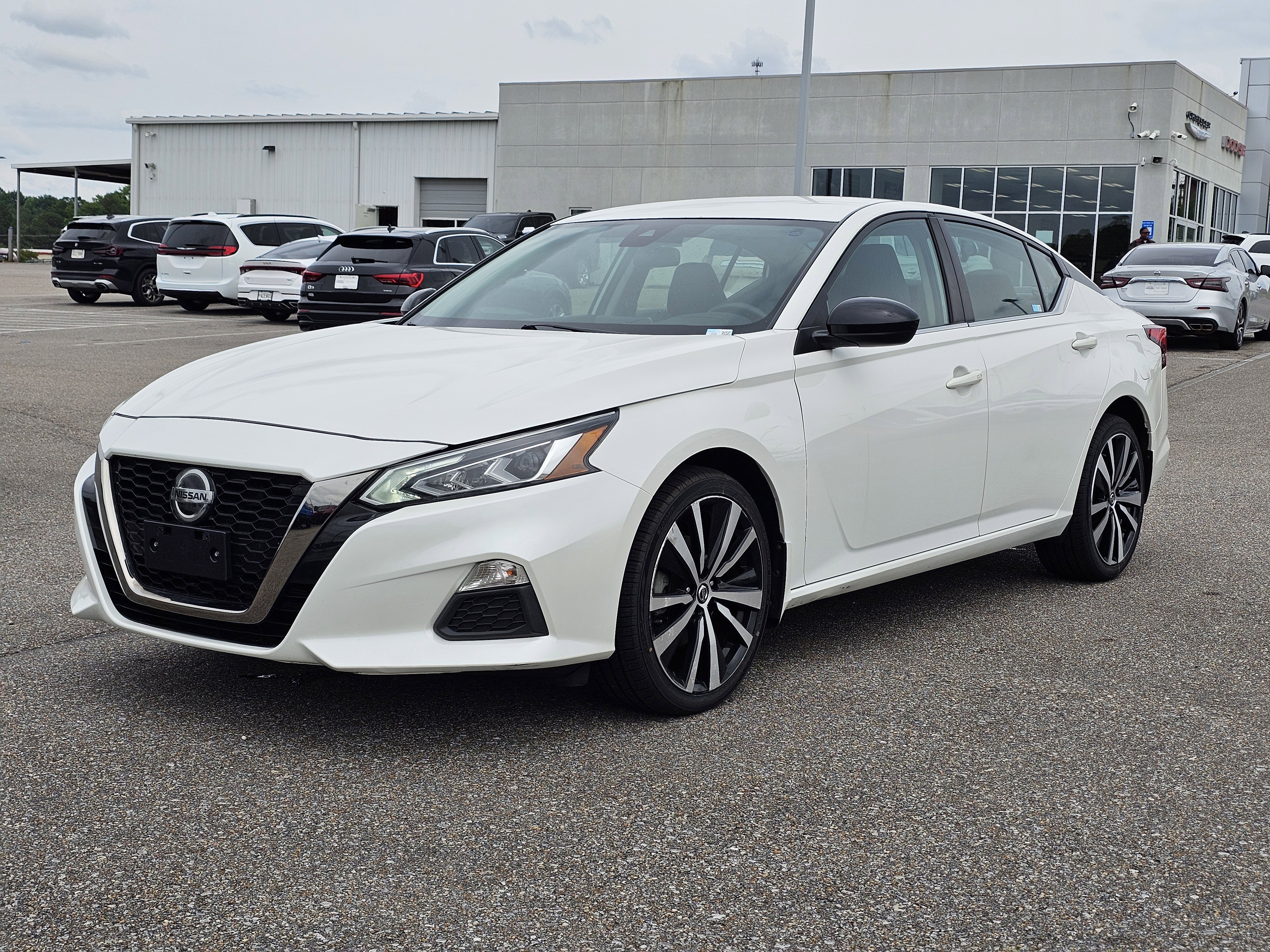 Used 2021 Pearl White Tricoat Nissan 2.5 SR image 1