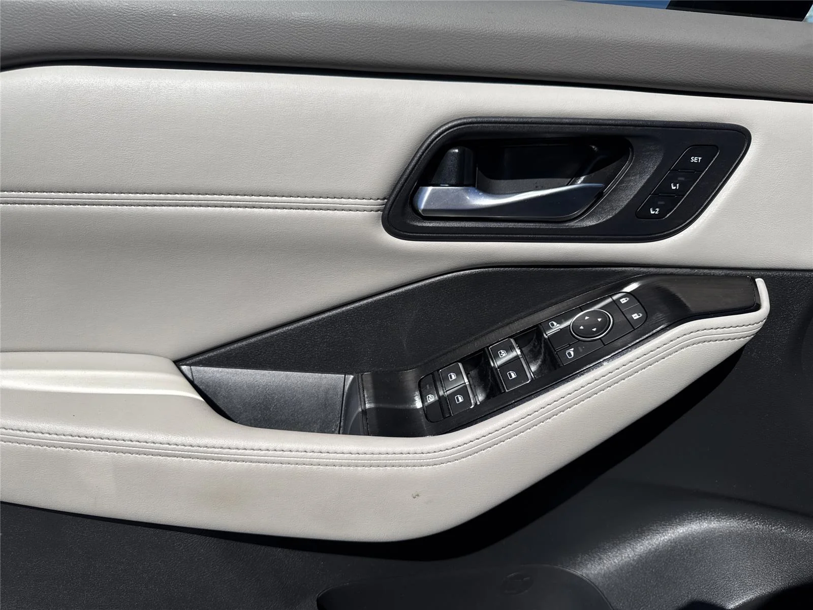 Used 2023 Super Black Nissan SL image 17