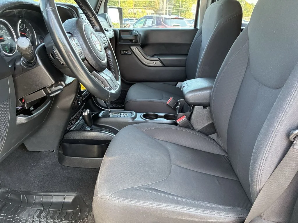 Used 2015 Silver Jeep Unlimited Sport image 17