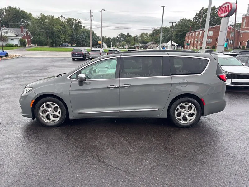 Used 2022 White Chrysler Limited image 5
