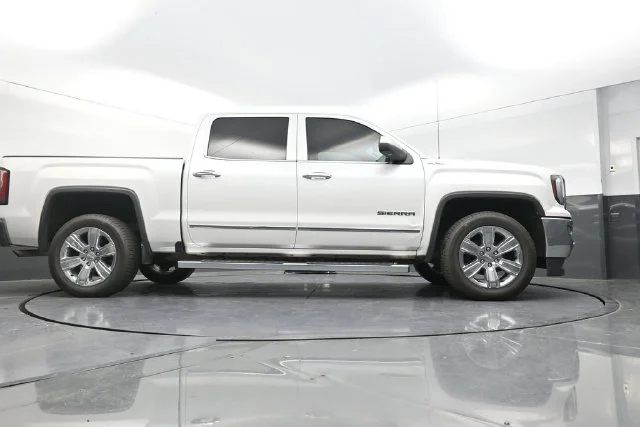 Used 2018 White GMC SLT image 38