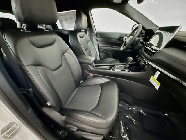 New 2026 Bright White Clearcoat Jeep Latitude image 25