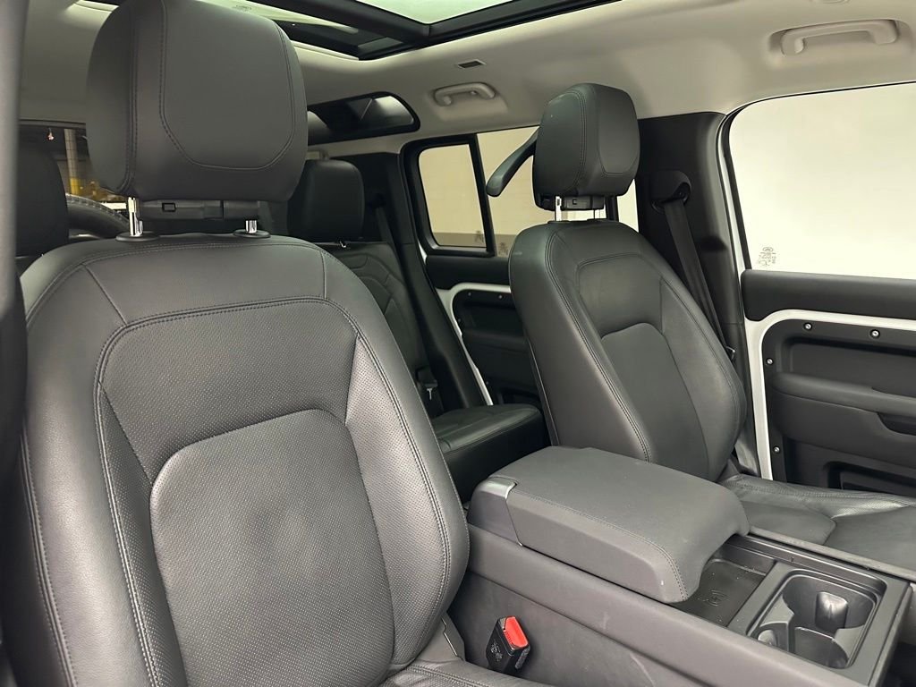 Used 2023 Fuji White Land Rover SE image 6