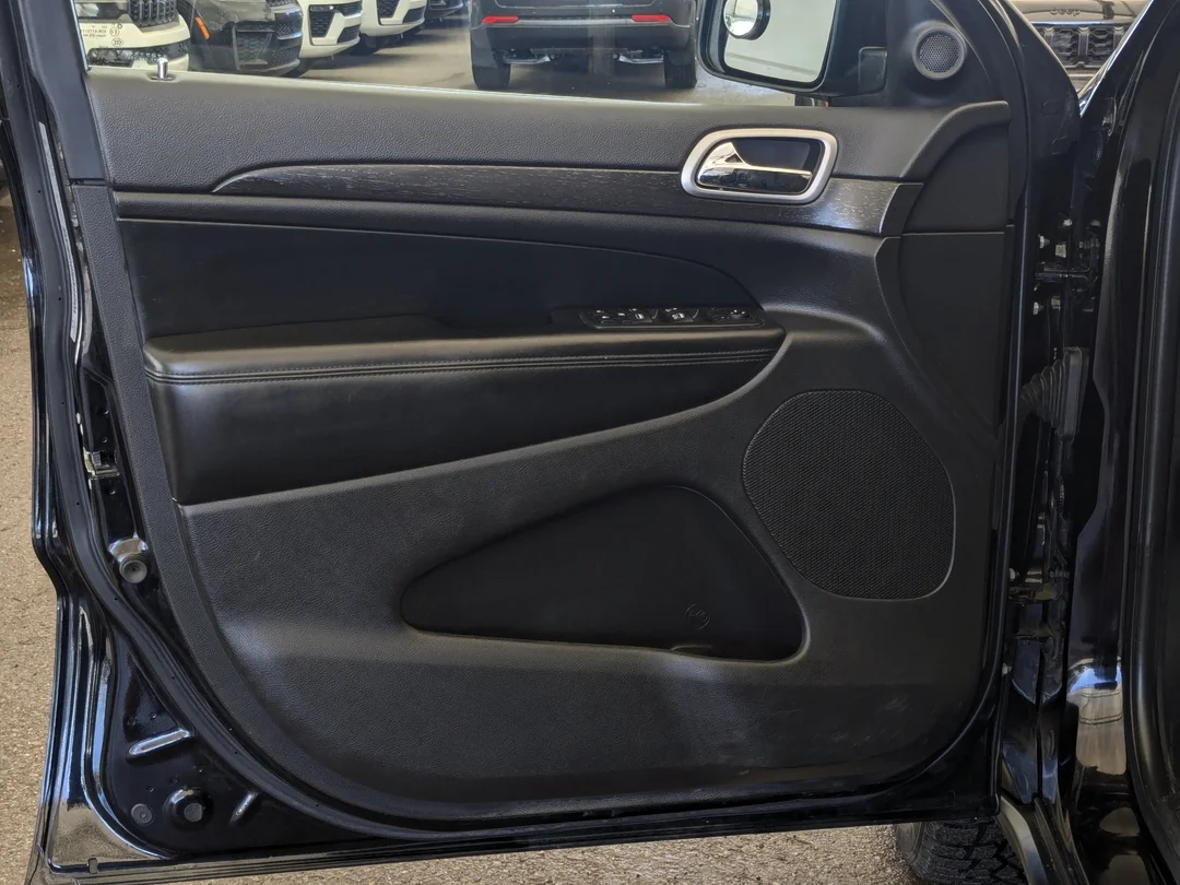 Used 2018 Black Jeep Laredo - - 4x4 - 3.6L Pentastar V6 - Quadra-Trac I 4x4 - Keyless Go - ParkView & ParkSense & More! image 12