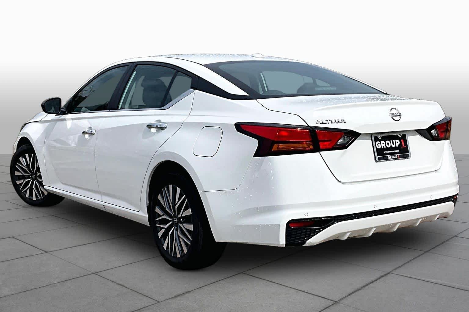 Used 2025 Glacier White Nissan SV image 11