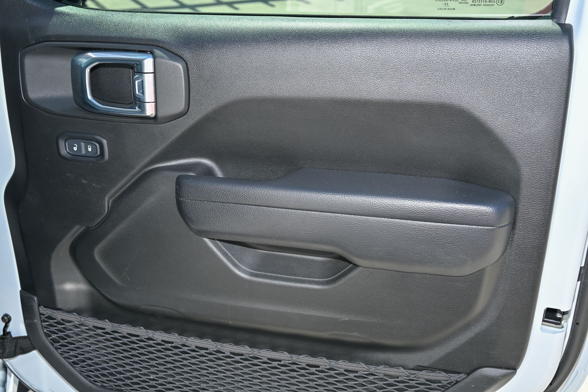 Used 2023 White/off-white Jeep Sport S image 13