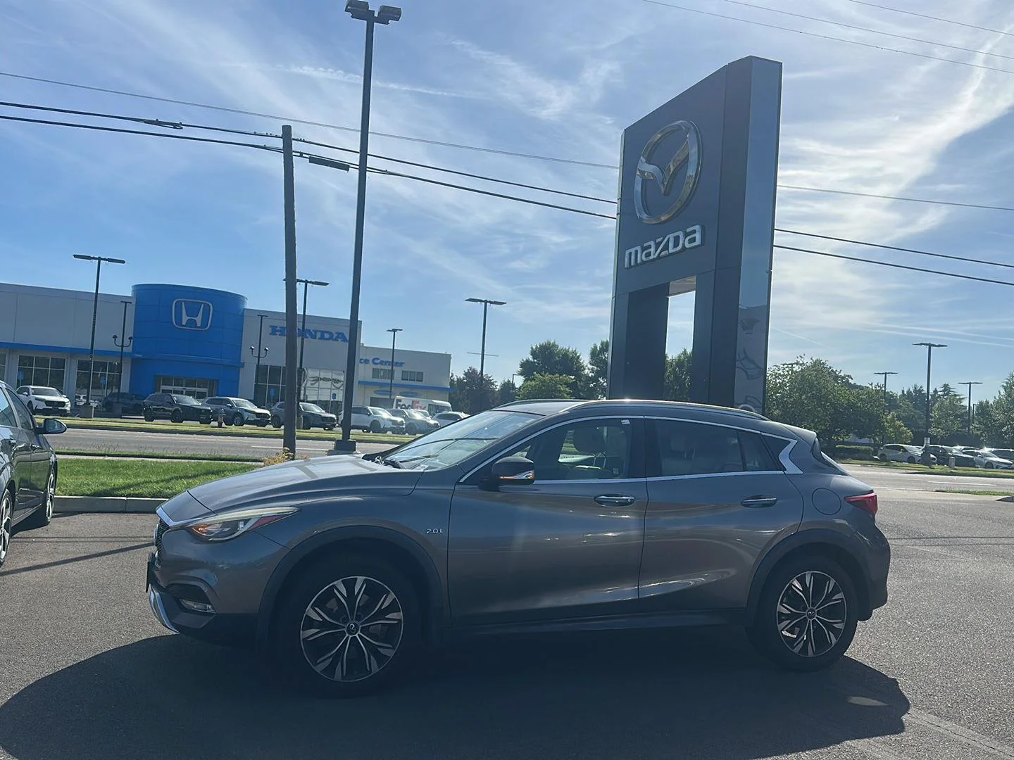 Used 2017 Graphite Shadow INFINITI Premium image 4