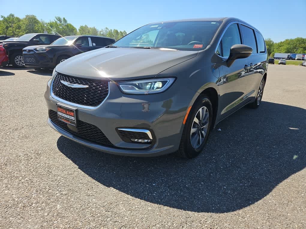 2023 Chrysler Pacifica Hybrid Touring L Hybrid's photo