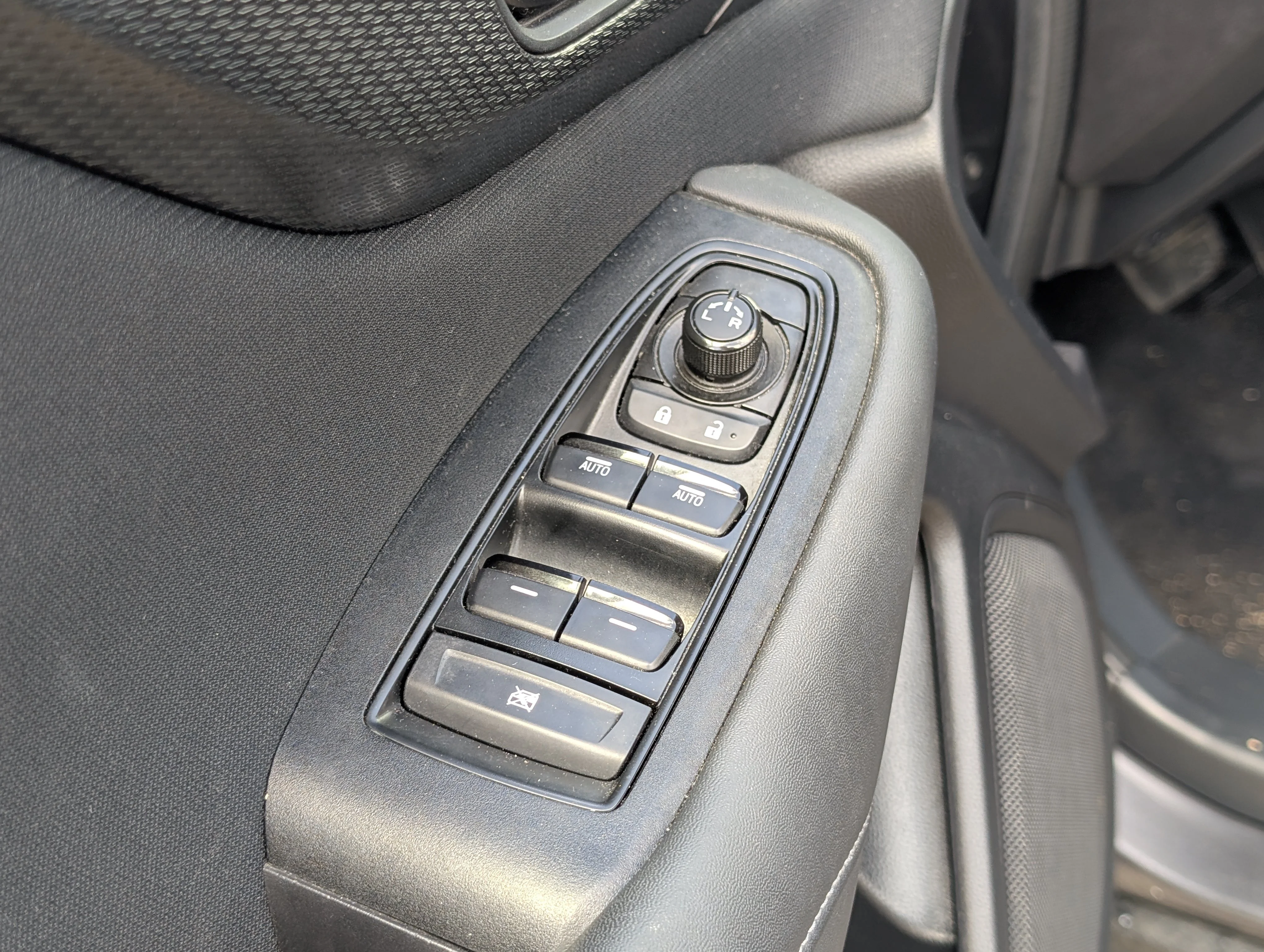 Used 2022 Crystal White Pearl Subaru Convenience image 18