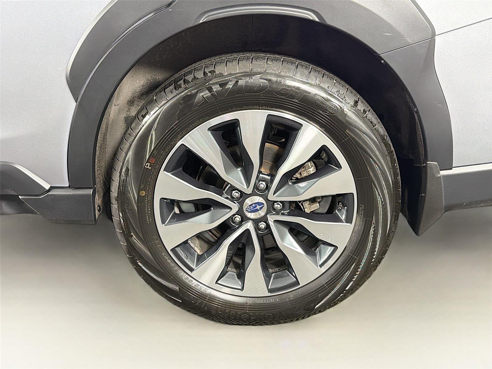 Used 2025 Ice Silver Metallic Subaru Limited image 36