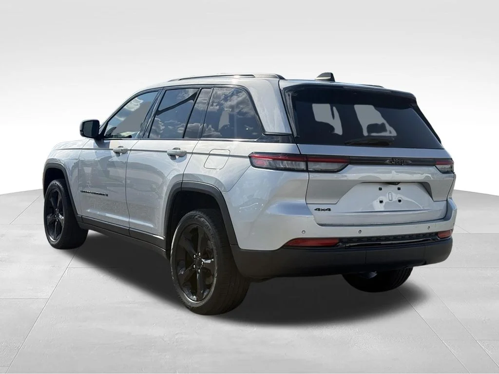 Used 2023 Silver Jeep Altitude X image 3