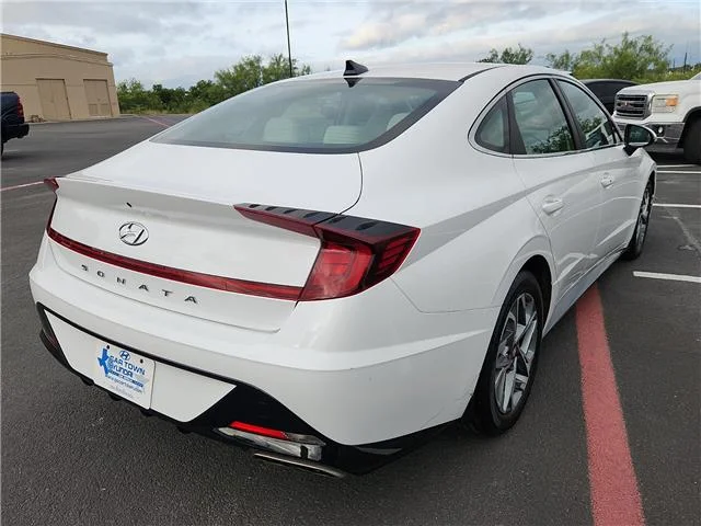 Used 2023 White Hyundai SEL image 4