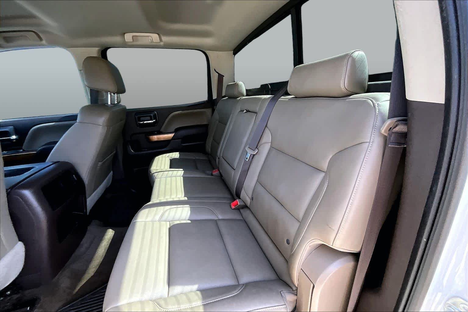 Used 2018 Iridescent Pearl Tricoat Chevrolet LTZ image 21