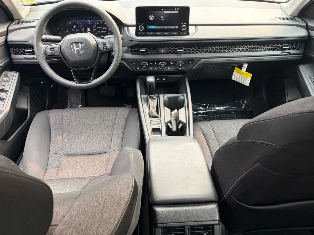 Certified Used 2025 Solar Silver Metallic Honda SE image 16