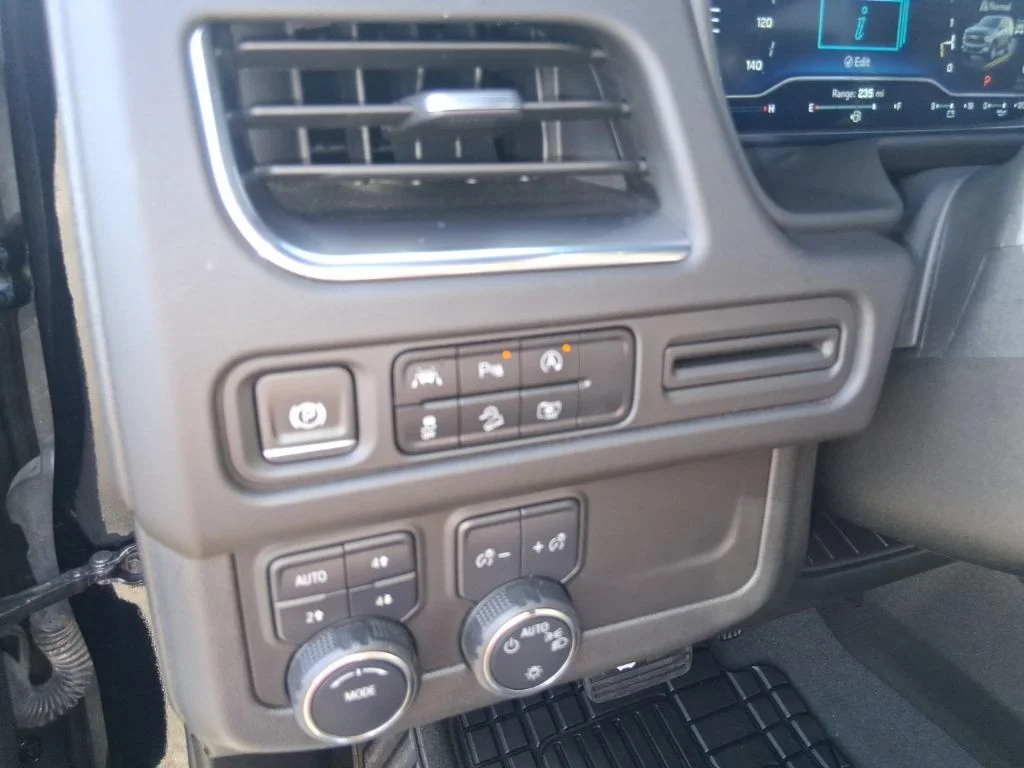 Used 2023 Black Chevrolet Z71 image 11