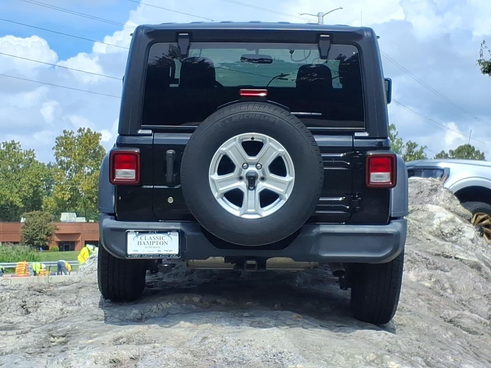 Used 2018 Black Clearcoat Jeep Sport S image 9