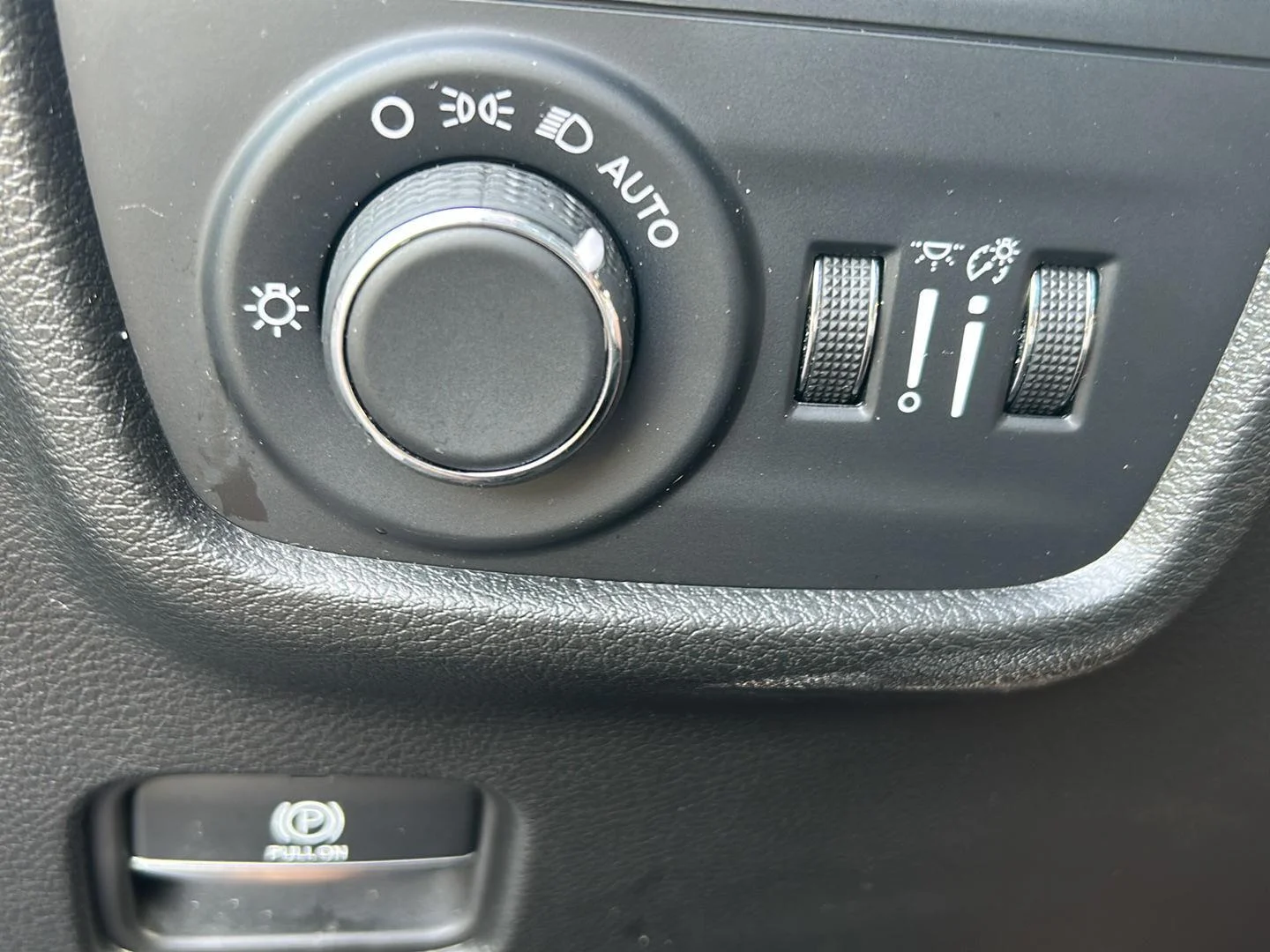 Used 2023 Metallic Jeep Altitude image 11