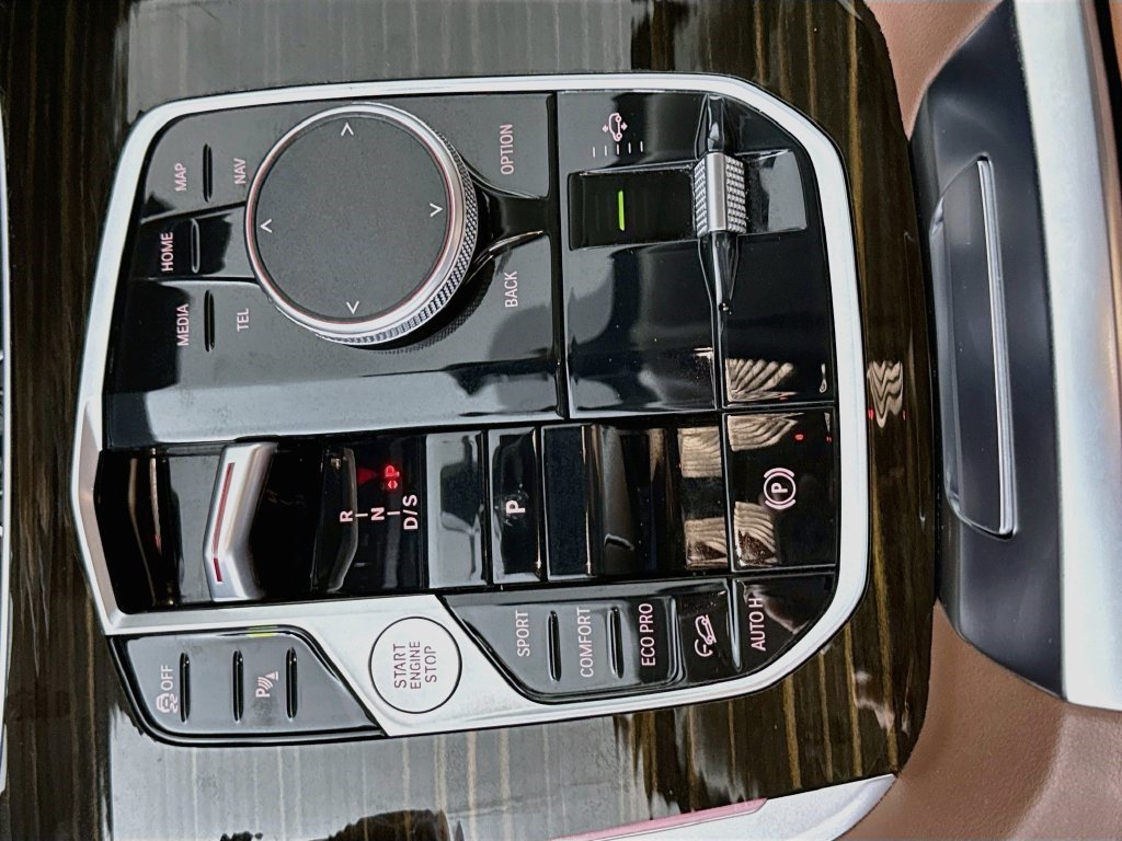Used 2026 Skyscraper Gray Metallic BMW xDrive40i image 16