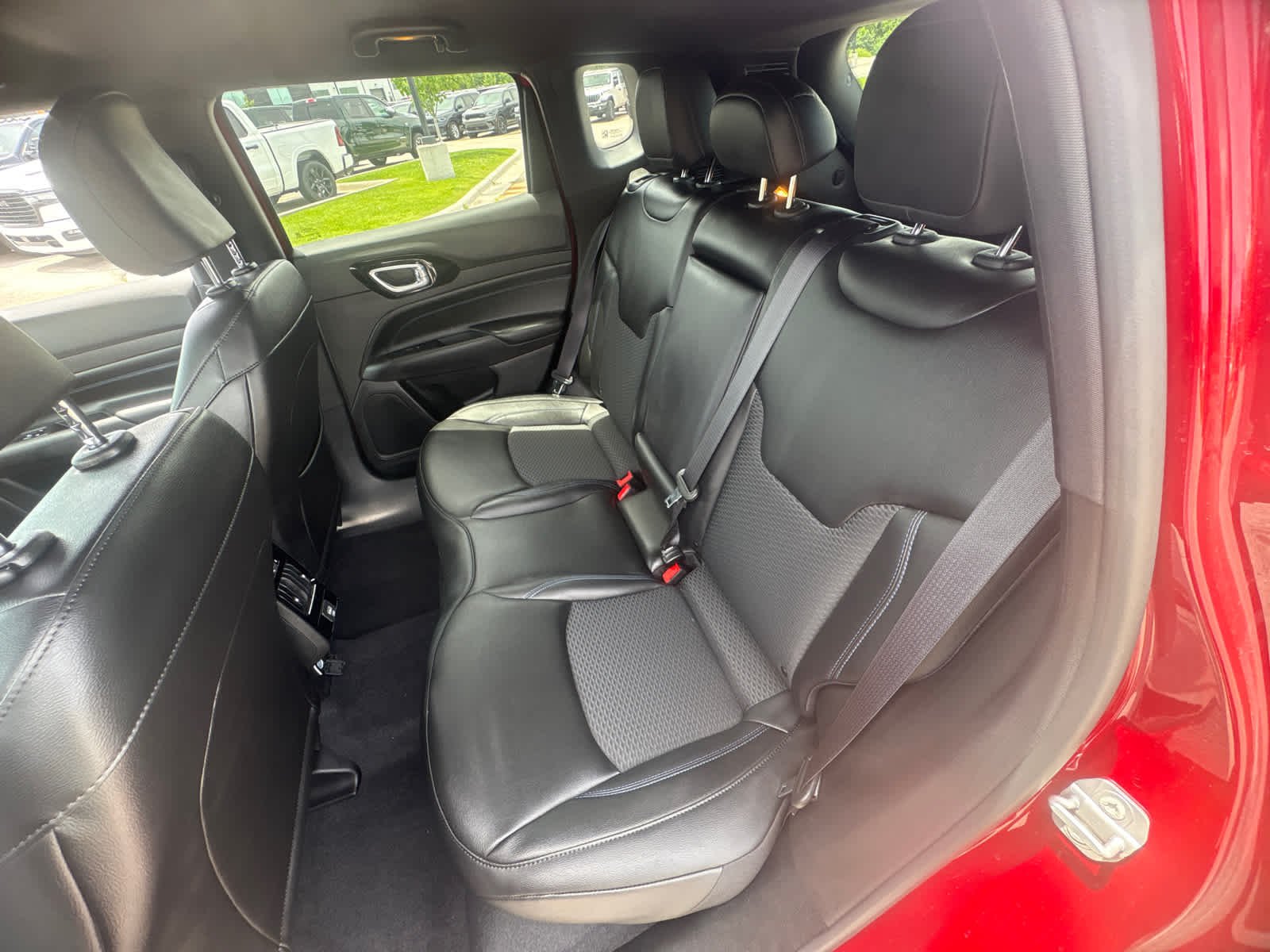New 2026 Red Hot Pearl-Coat Exterior Paint Jeep Latitude image 12