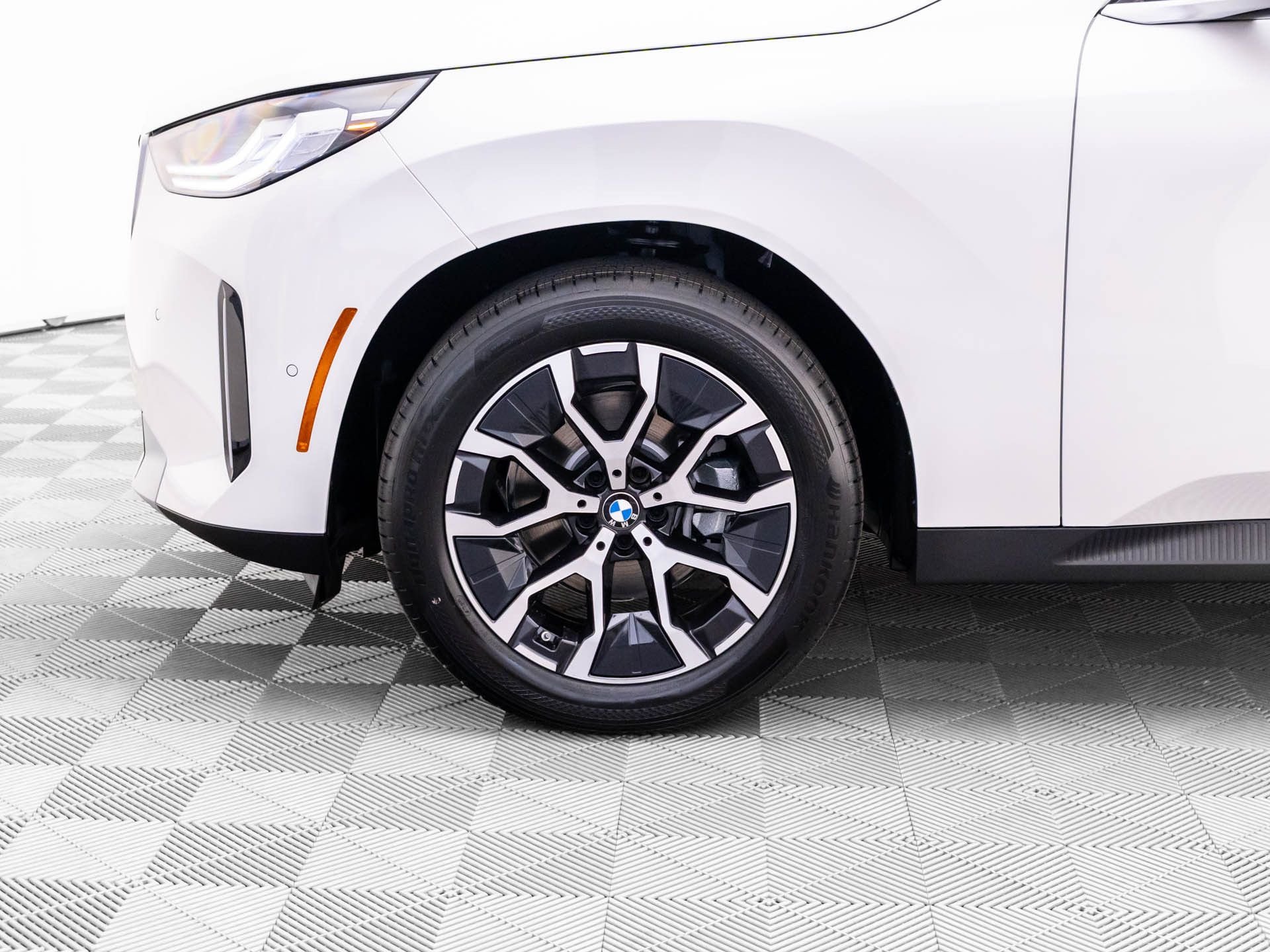 New 2026 Mineral White Metallic BMW 30 xDrive image 31