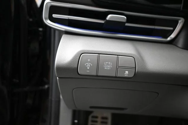 Used 2025 Black Hyundai SEL Sport image 15