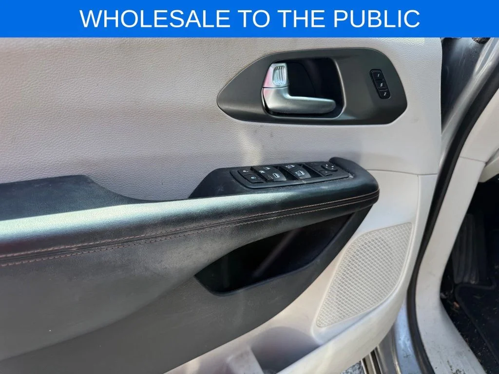 Used 2020 Silver Chrysler Touring L image 5