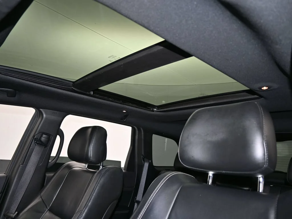 Used 2017 Diamond Black Crystal Pearlcoat Jeep Limited image 11