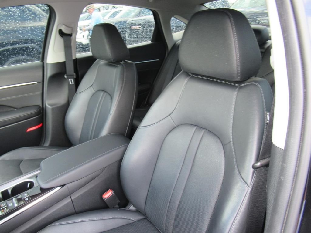 Used 2022 Black Hyundai Limited image 17