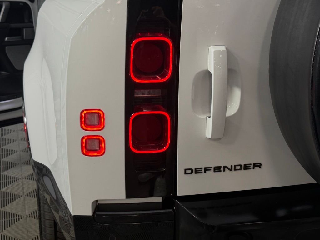 2024 Land Rover Defender X-Dynamic SE - Photo 15