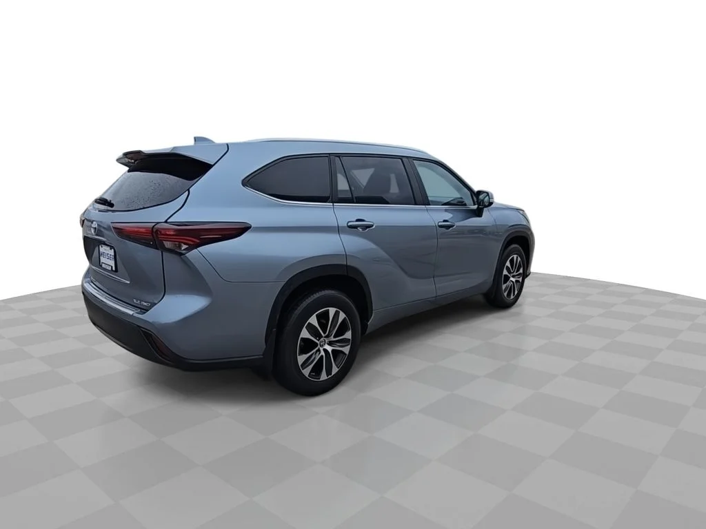 Used 2024  Toyota XLE image 8