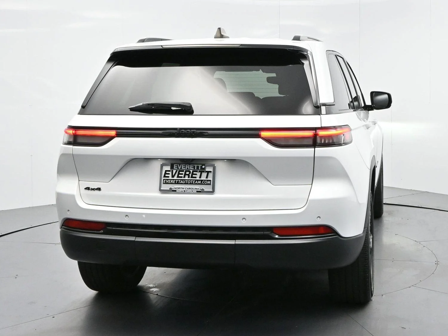 Used 2023 White Jeep Altitude image 6