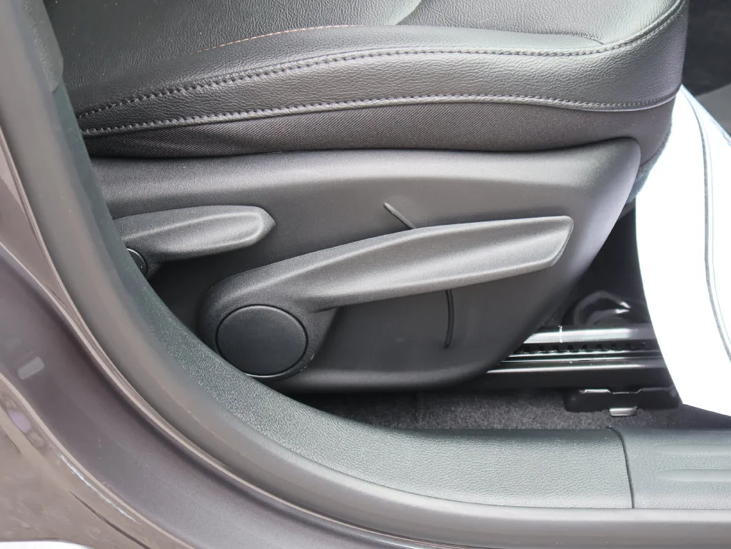 Used 2024 Gray Jeep Latitude Lux image 9