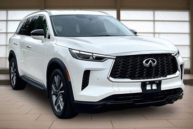 Used 2023 White INFINITI LUXE image 11