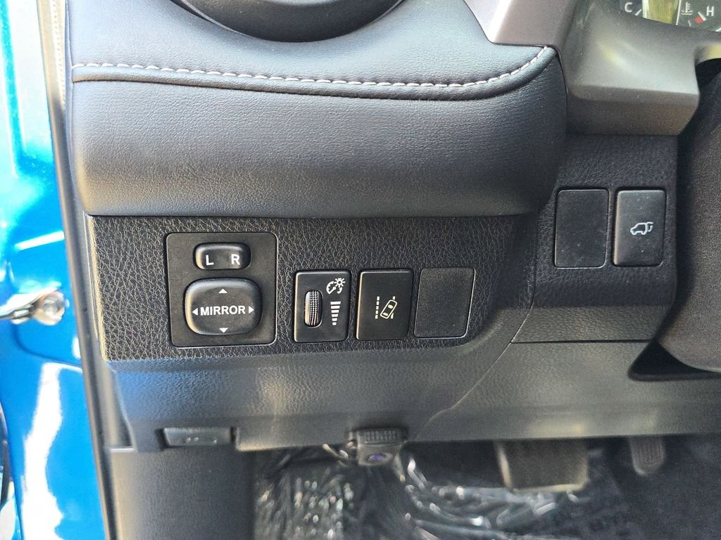 Used 2016  Toyota XLE image 32