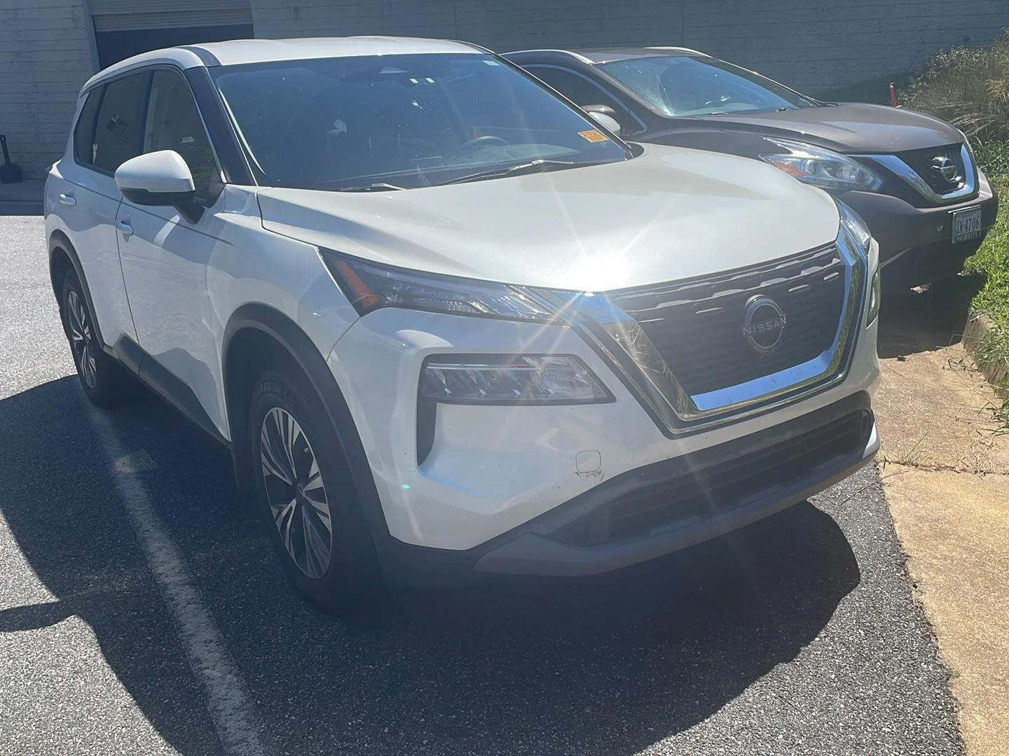 Used 2023 Pearl White Tricoat Nissan SV image 1