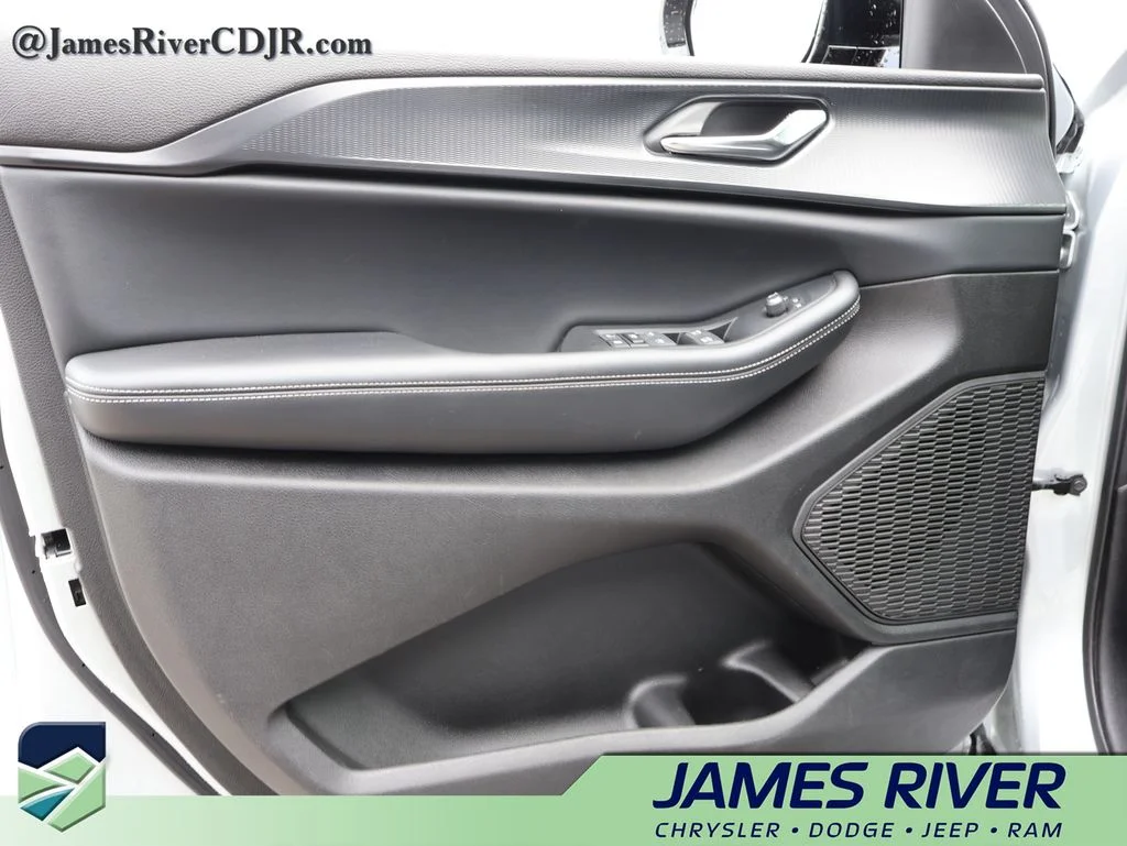 Used 2024 Silver Jeep Altitude image 22