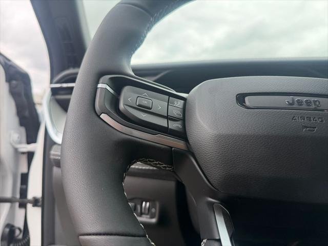 New 2026 Bright White Clear-Coat Exterior Paint Jeep Laredo image 23