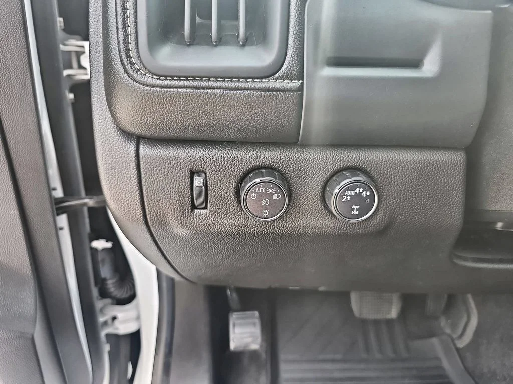 Used 2021 White GMC Denali image 18